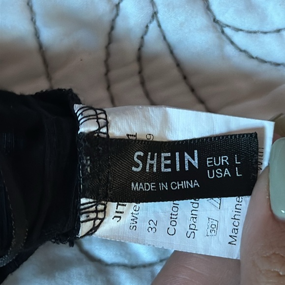 super cute off-shoulder long sleeved crop top - Picture 2 of 2